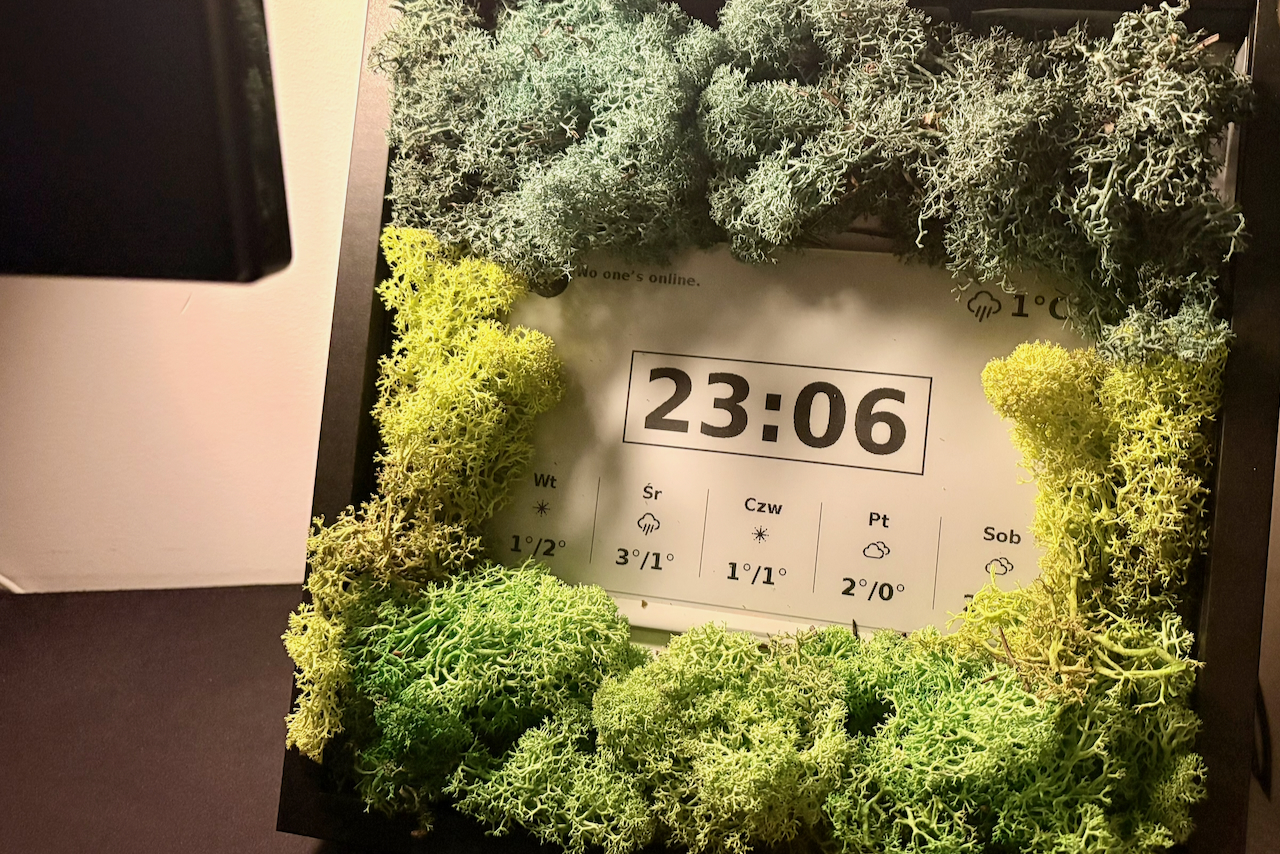 E-ink dashboard with clock
